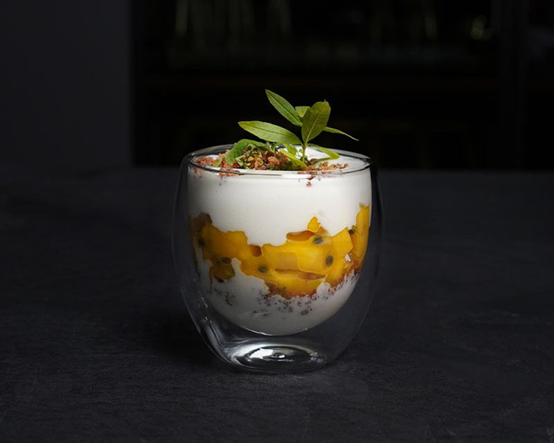 Weiße Schokolade mit Mango, Passionsfrucht und Kokos-Crumble