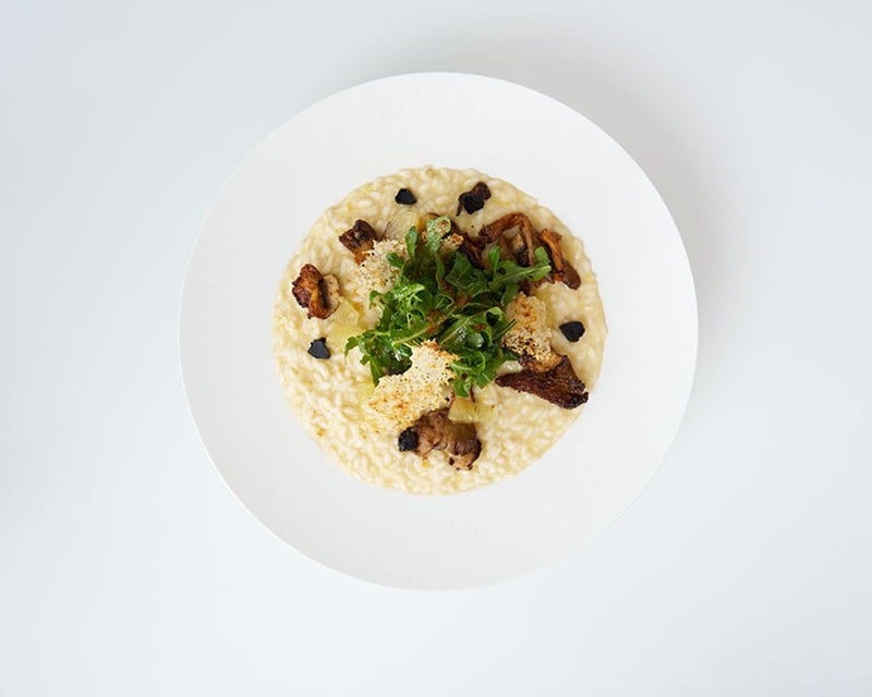 Cremiges Zitronenrisotto mit Magic-Dust-Pilzen, schwarzem Knoblauch, Parmesan-Chips und Zitronenfilets