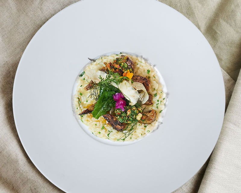 Artischocken-Risotto mit gebackenen Kapern und Tomaten-Limetten-Pesto