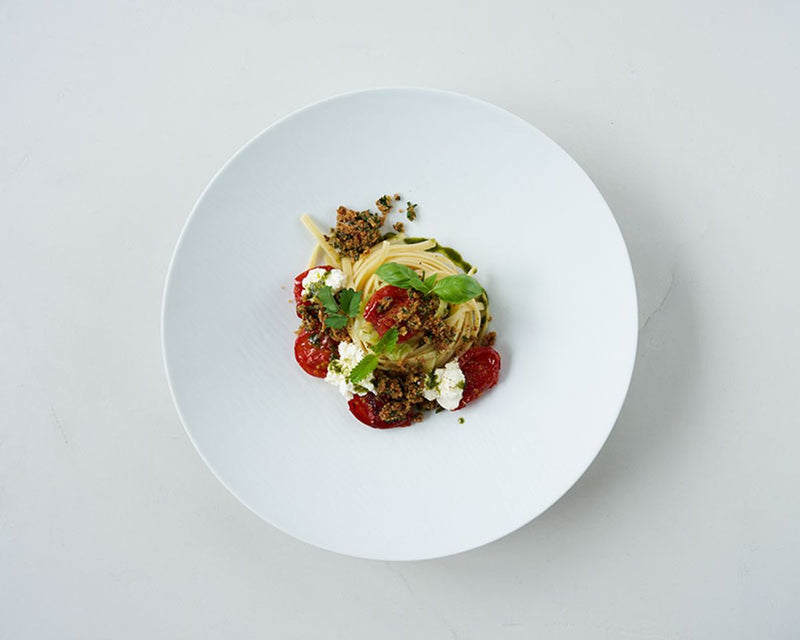 Sommerpasta mit gerösteten Tomaten, Mandel-Ricotta, Basilikumöl & aromatischen Chili-Brösel