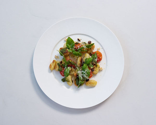 Knusprige hausgemachte Gnocchi mit Haselnuss-Pesto und confierten Tomaten