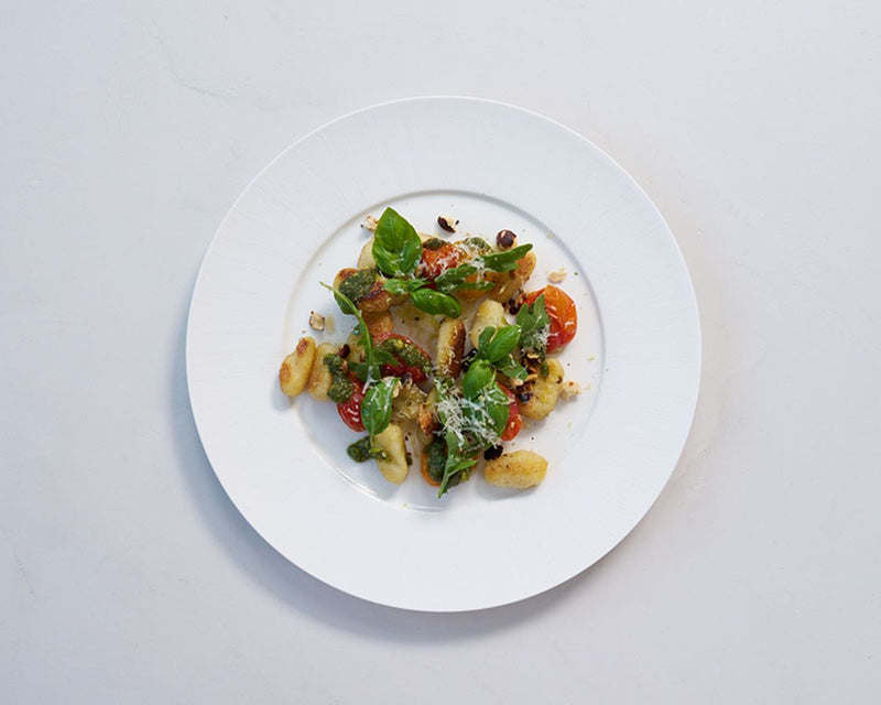 Knusprige hausgemachte Gnocchi mit Haselnuss-Pesto und confierten Tomaten