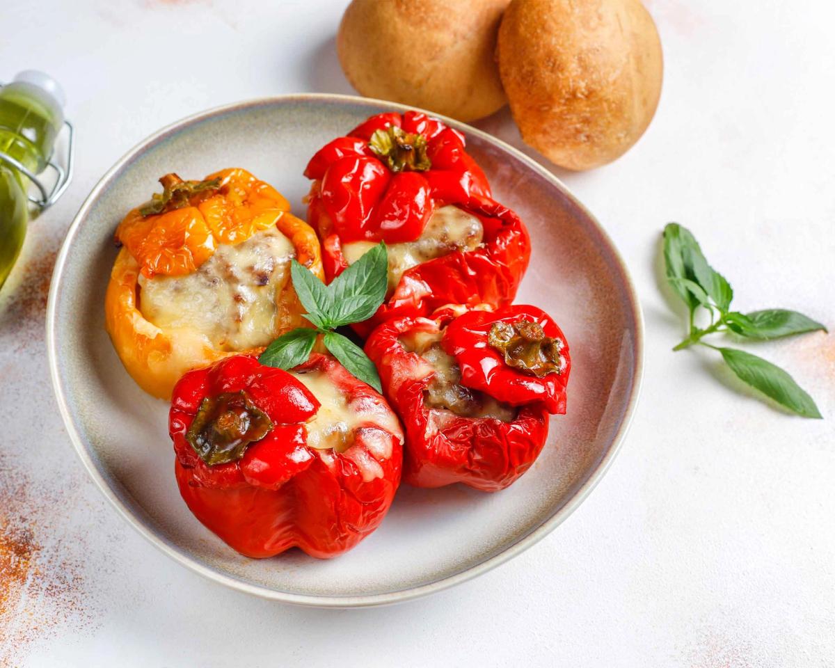 Gefüllte Paprika mit Hackfleisch und Tomatensoße im Backofen