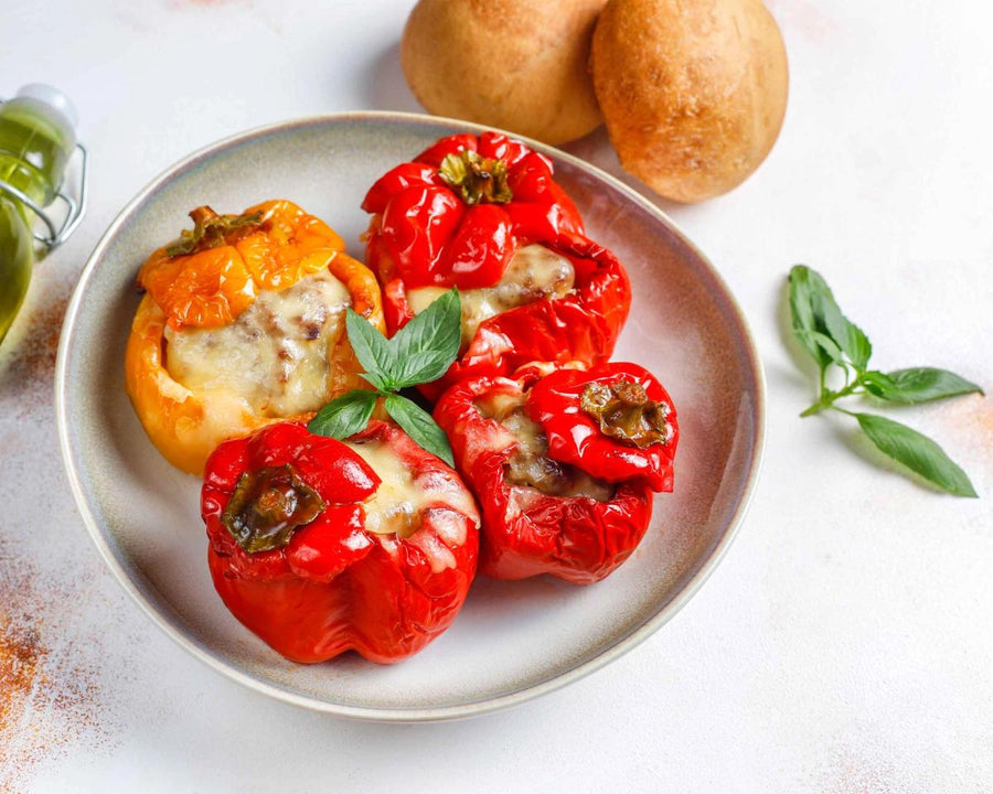 Gefüllte Paprika mit Hackfleisch und Tomatensoße im Backofen