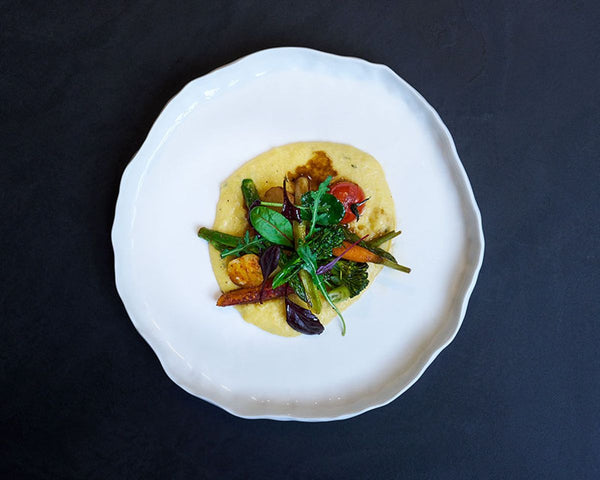 Thymian-Polenta mit aromatischem Pfannengemüse und Frühlingskräutern