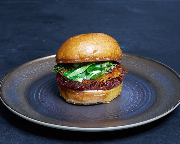 Rote-Bete-Burger mit Trüffelcreme und Süßkartoffelrösti