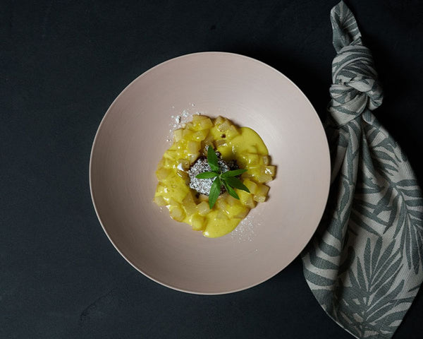 Softer Schoko-Brownie mit Yuzu-Birne und Vanille-Sabayon