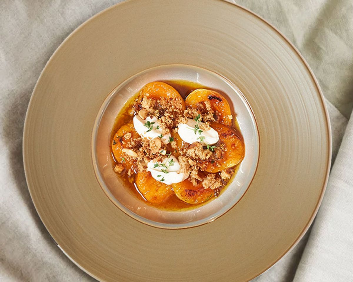 Aprikosen in Thymian und Ahornsirup mit Cashew-Frischkäse-Creme und Crumble