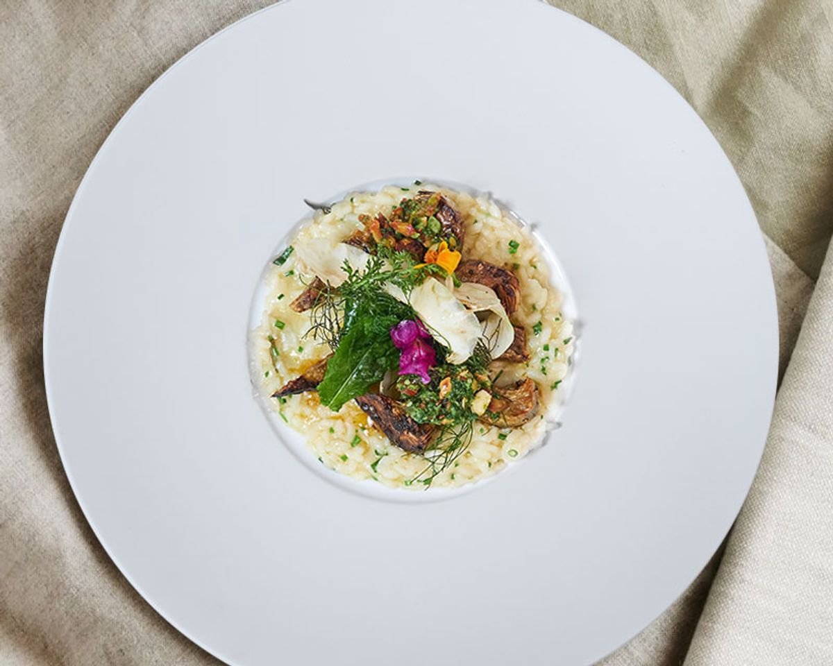 Artischocken-Risotto mit gebackenen Kapern und Tomaten-Limetten-Pesto