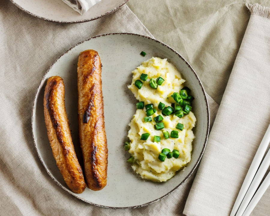 Bratwurst mit Kartoffelpüree und Gemüse