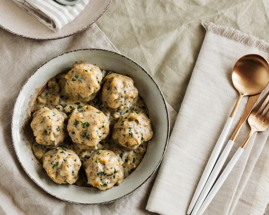 Sesamknödel mit Champignon-Rahm-Sauce und Putenfilet